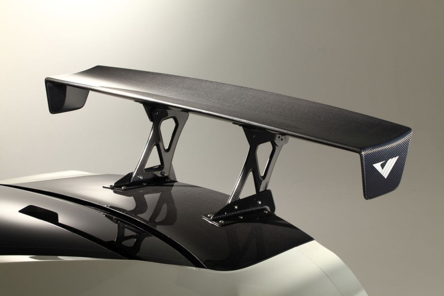Varis carbon rear cover for Nissan R35 GT-R (2) 