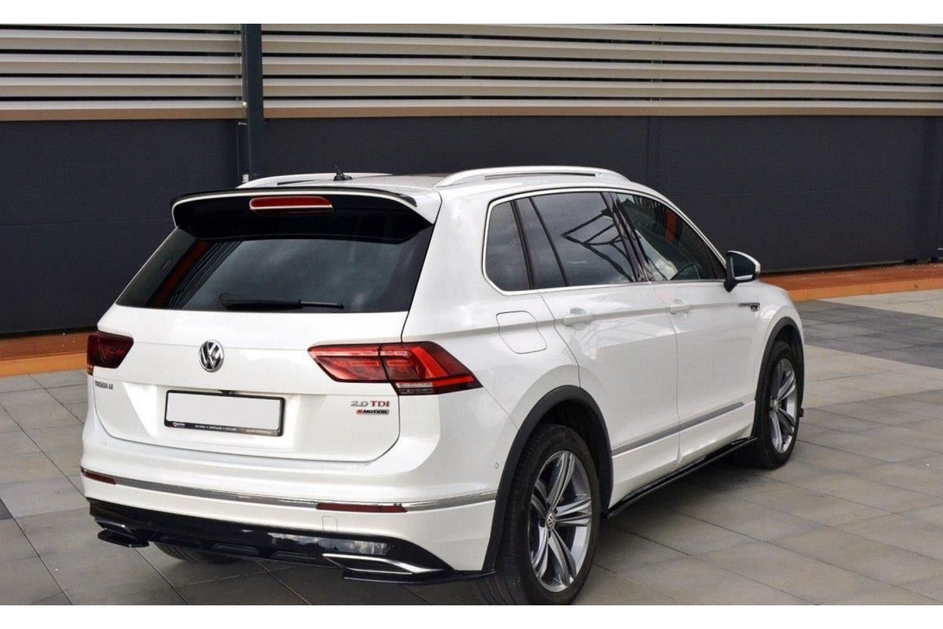 Maxton Design ABS Spoiler Aufsatz für Volkswagen Tiguan Mk2 R-Line schwarz hochglanz (2) 