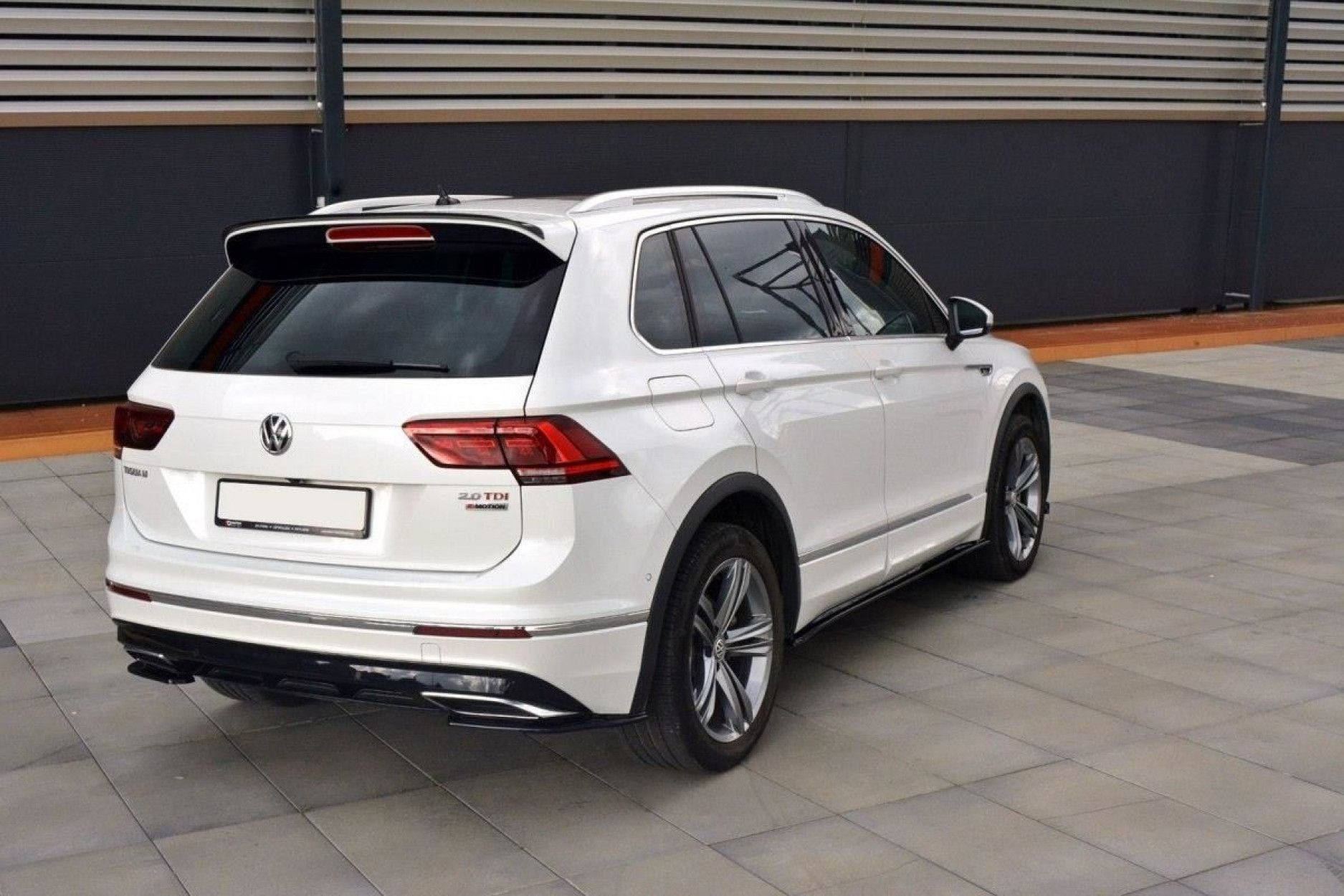 Maxton Design ABS Diffusor Seiten Eerwiterungen Flaps für Volkswagen Tiguan Mk2 R-Line schwarz hochglanz (2) 