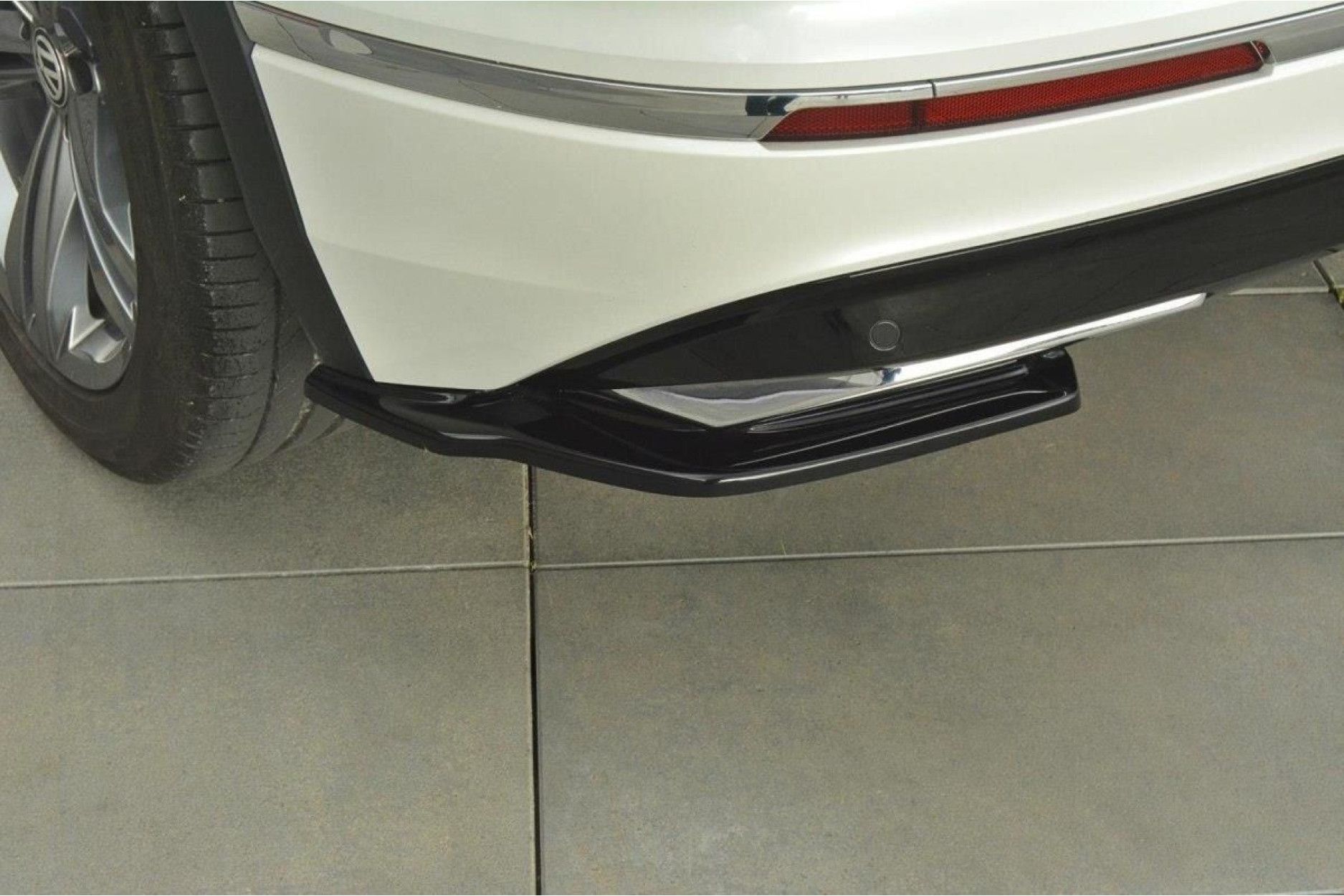 Maxton Design ABS Diffusor Seiten Eerwiterungen Flaps für Volkswagen Tiguan Mk2 R-Line schwarz hochglanz (3) 